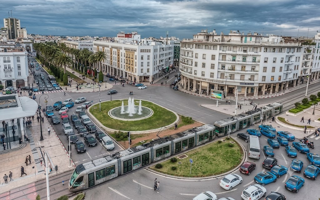 Vue panoramique du quartier Hassan à Rabat avec le tramway et les immeubles modernes.
Un quartier où histoire, patrimoine et modernité se rencontrent