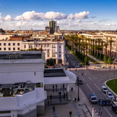 Vue aérienne du centre-ville de Rabat avec ses avenues et bâtiments emblématiques