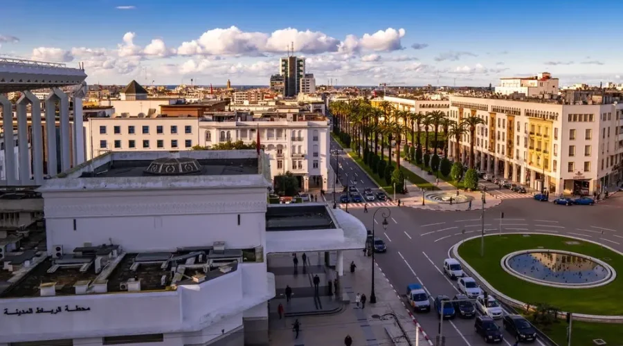 Vue aérienne du centre-ville de Rabat avec ses avenues et bâtiments emblématiques